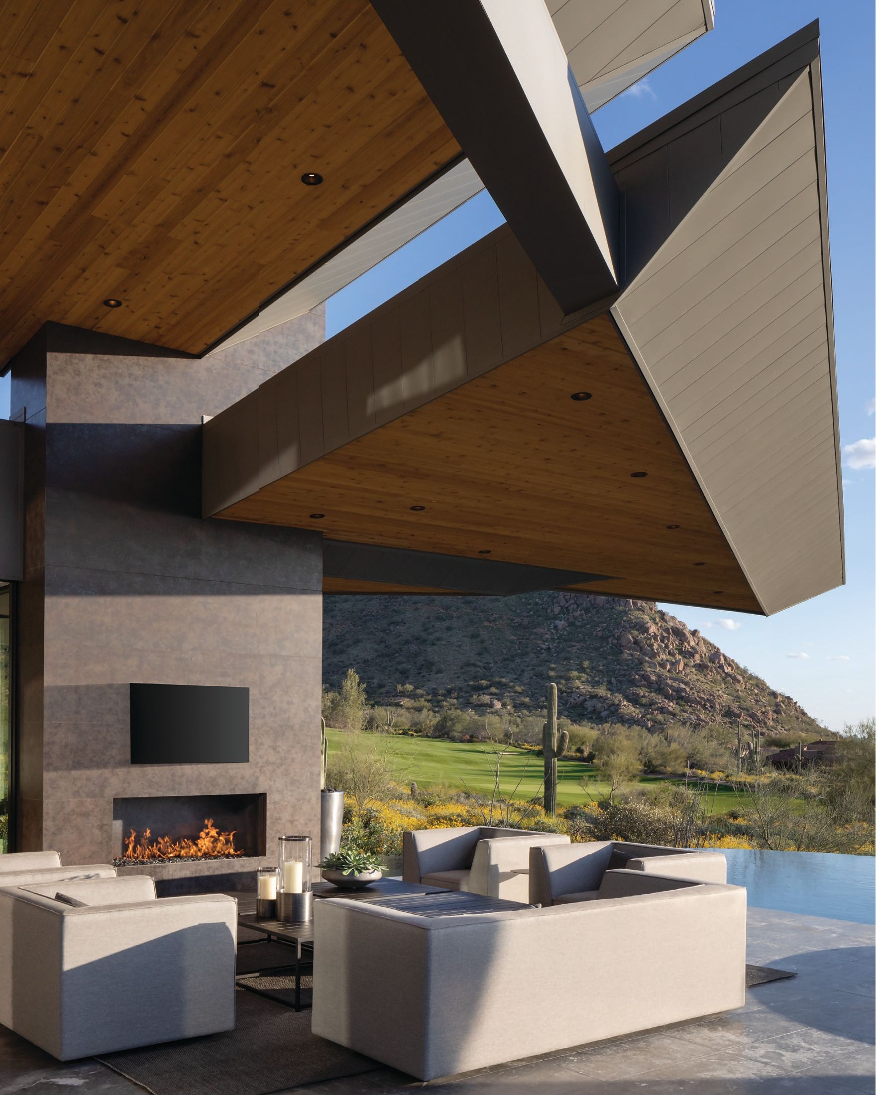 Looking toward the patio, the home’s aerodynamic architecture is on full display. “The fireplace helps protect the patio from visibility from the road,” says Drewett. “It provides this kind of safe harbor PHOTOGRAPHED BY JEFF ZARUBA