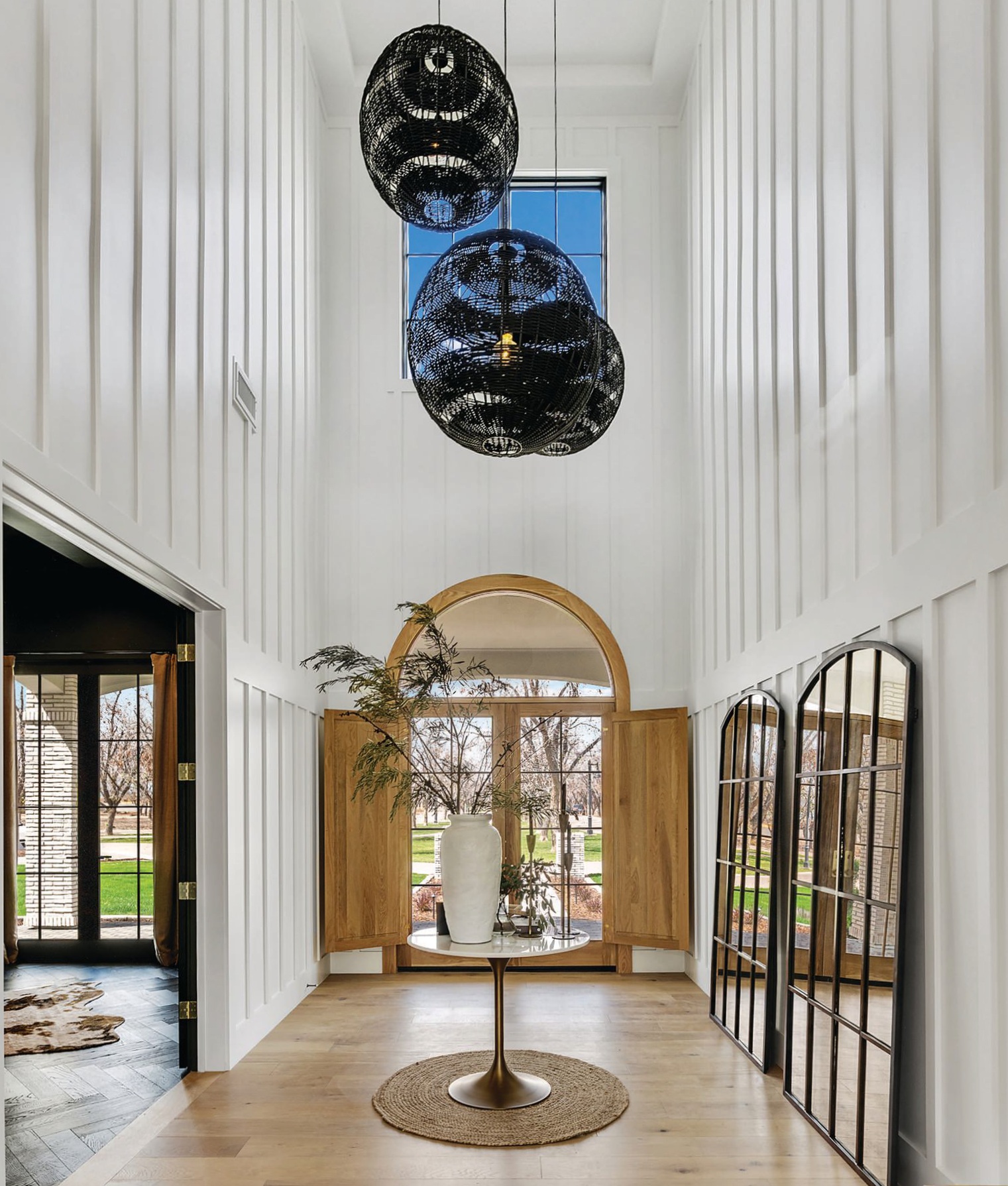 Playful, oversize lighting escalates the wow factor upon entry. PHOTOGRAPHED BY DESERT LENSES PHOTOGRAPHY