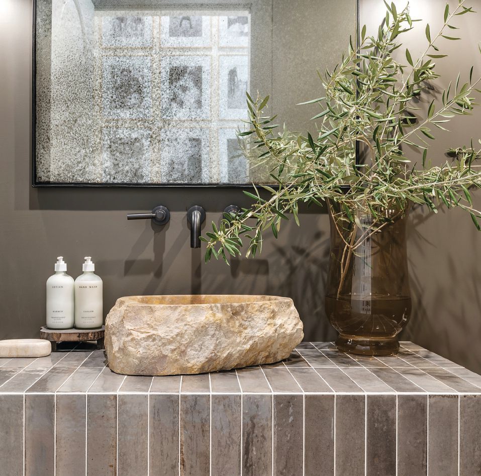 Using earthy elements, the bathroom presents a resort spalike feel. PHOTOGRAPHED BY DESERT LENSES PHOTOGRAPHY